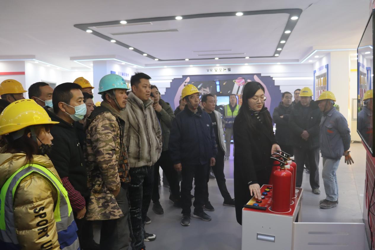 強(qiáng)化教育培訓(xùn) 增強(qiáng)安全意識.jpg